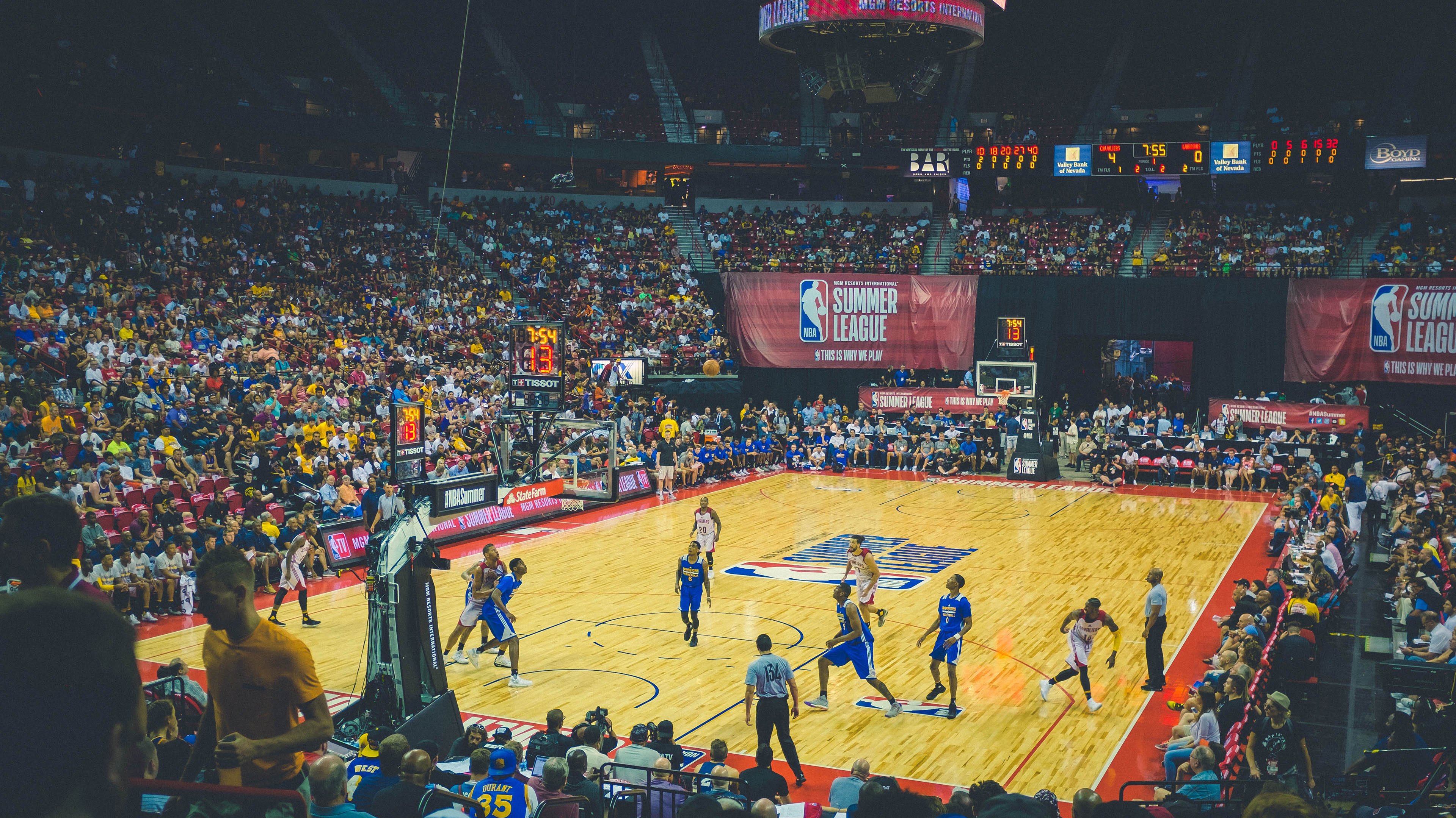 “中国足球产业持续升级，行业规模不断扩大”，中国足球产业发展现状